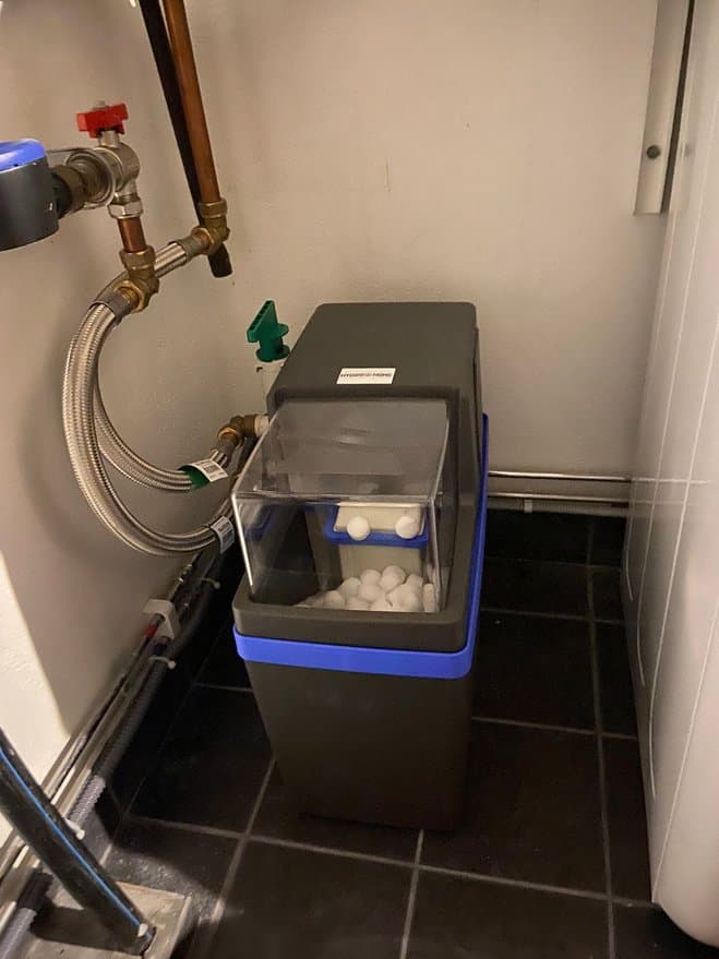 Hydrosoft-avhärdare installerad i hemmiljö