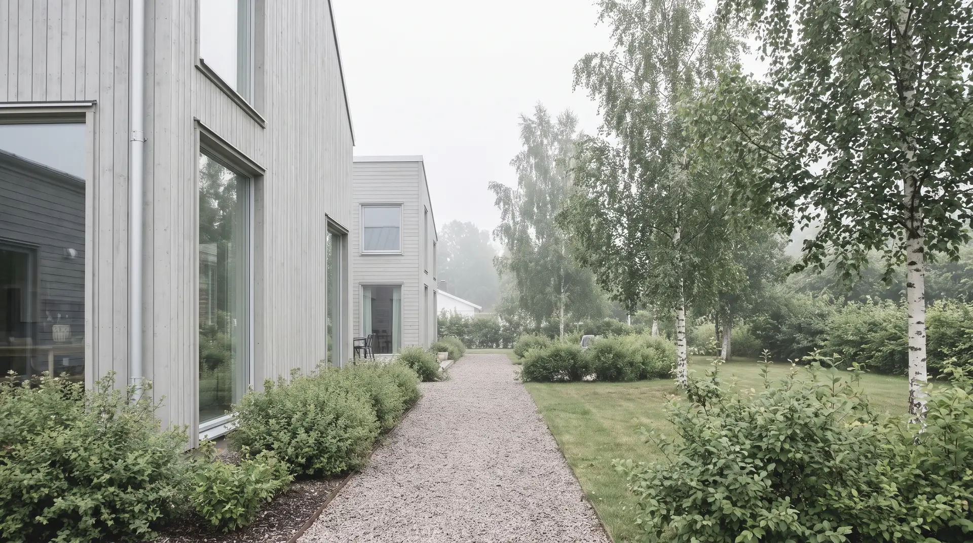 Modernt bostadshus med ljus träfasad